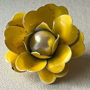 🌼 Vintage Yellow Enamel Flower Brooch with Faux Pearl Center